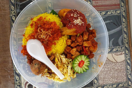 Nasi Kuning Ayam Masak Merah
