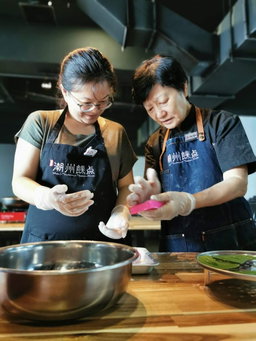 [3 hours] Traditional Teochew Tiam Tor Kueh Workshop (Fully Hands-on)
