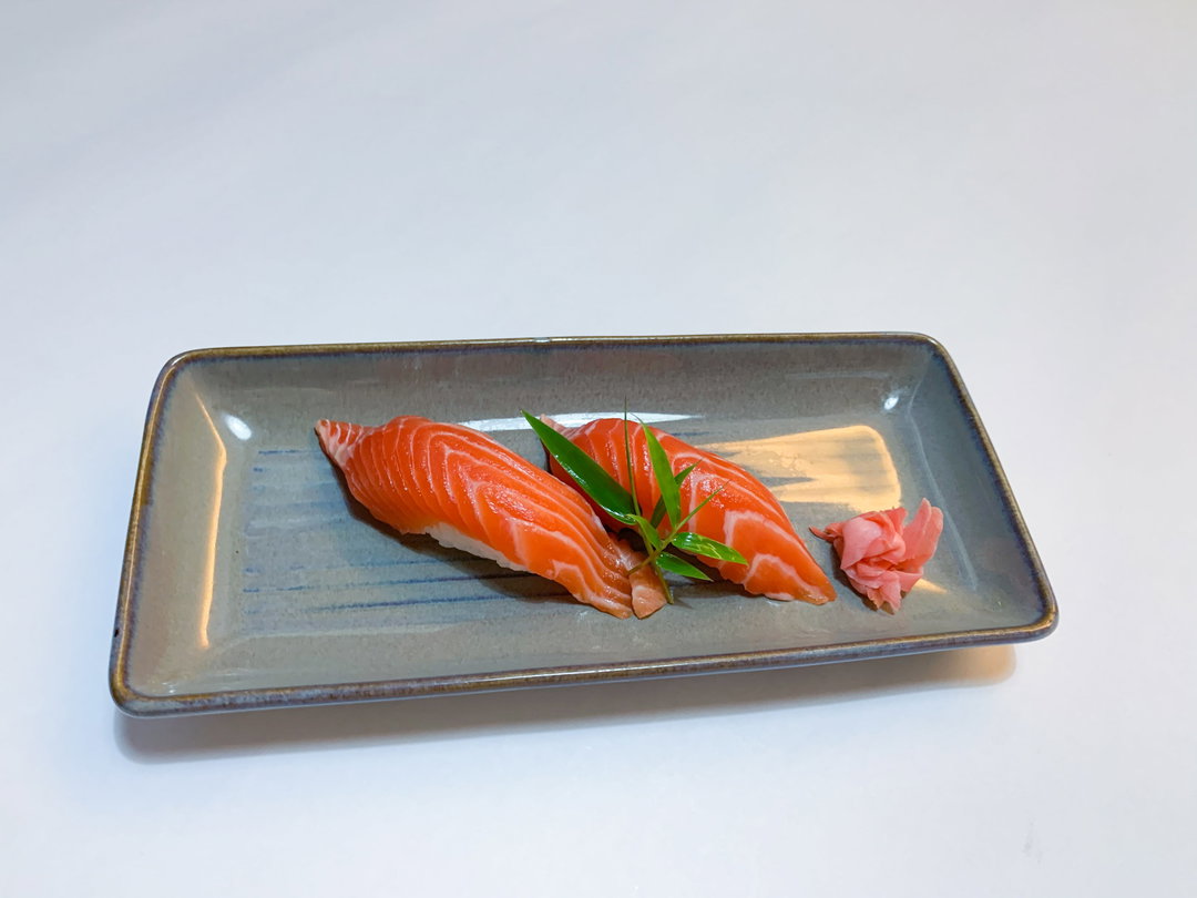 C012. Salmon Nigiri Sushi 鮭寿司