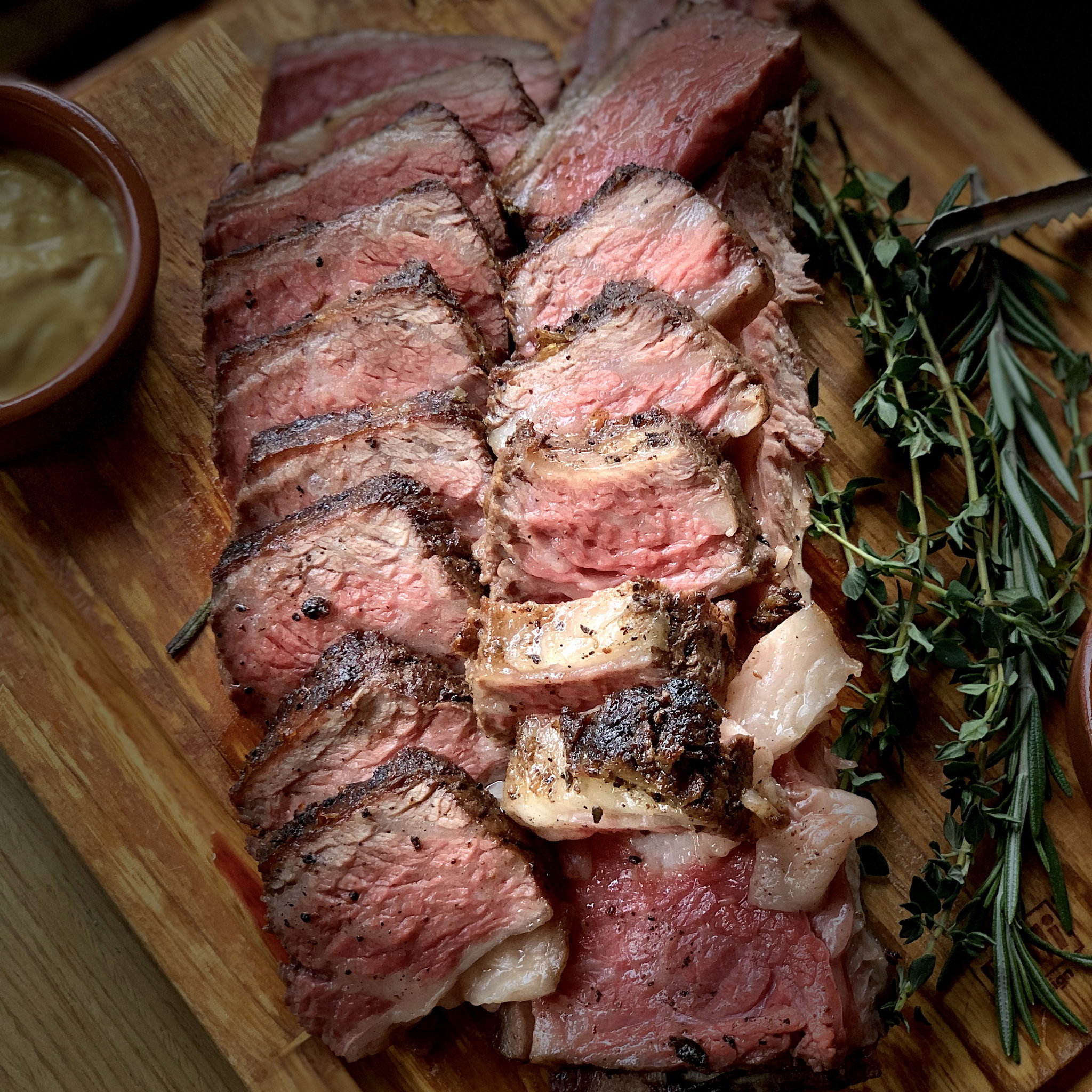 Costillas De Res Angus a la Parrilla Binchotan_0