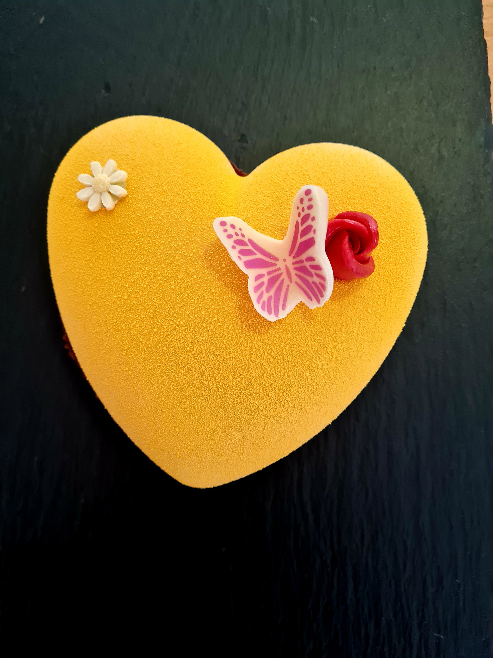 Heart shape Mango passion cremeux & raspberry insert._0