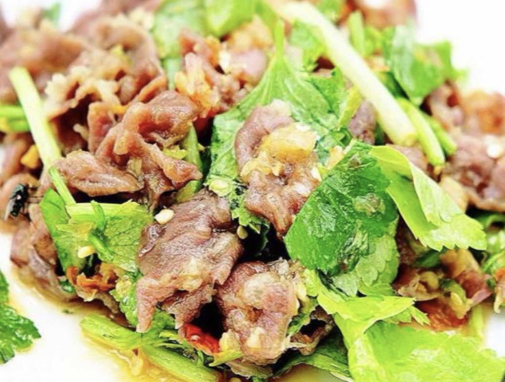 Spicy salad with grilled beef