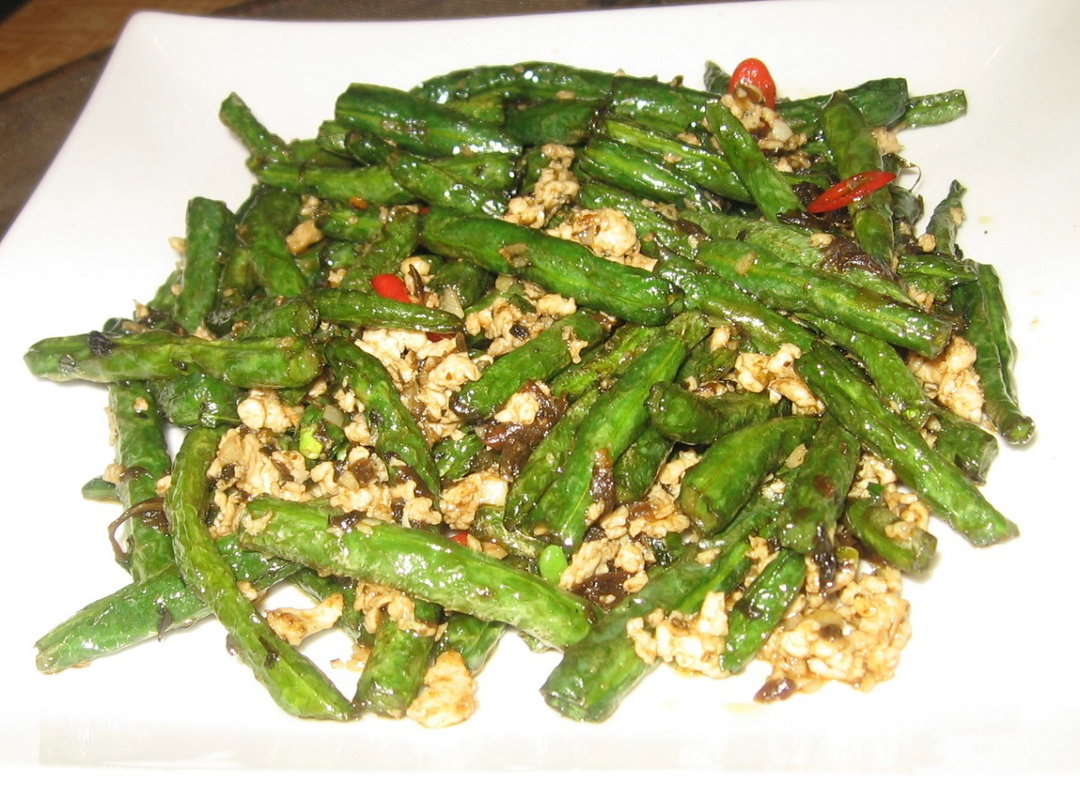 Wok Fried Green Beans with Chicken Pieces (Spicy) 榄菜四季豆 (辣)