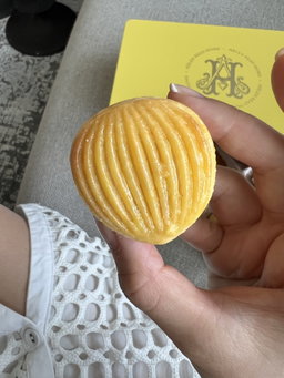 BESTSELLER: Golden Shell Custard Pastries