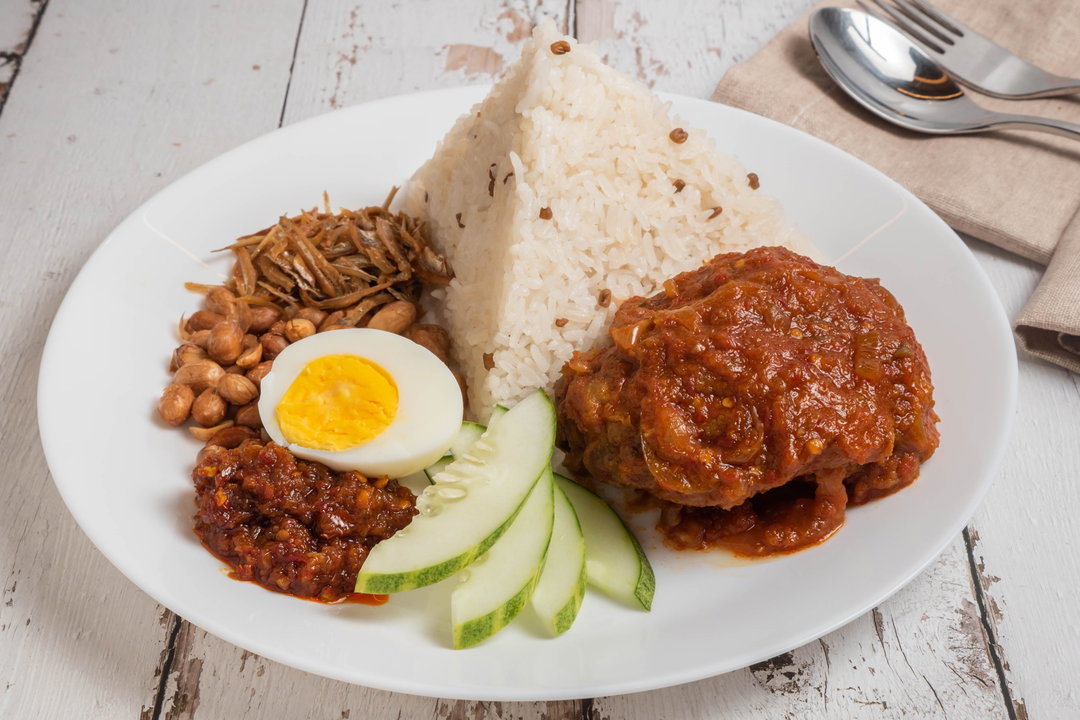Signature Nasi Lemak  |  招牌椰浆饭  
