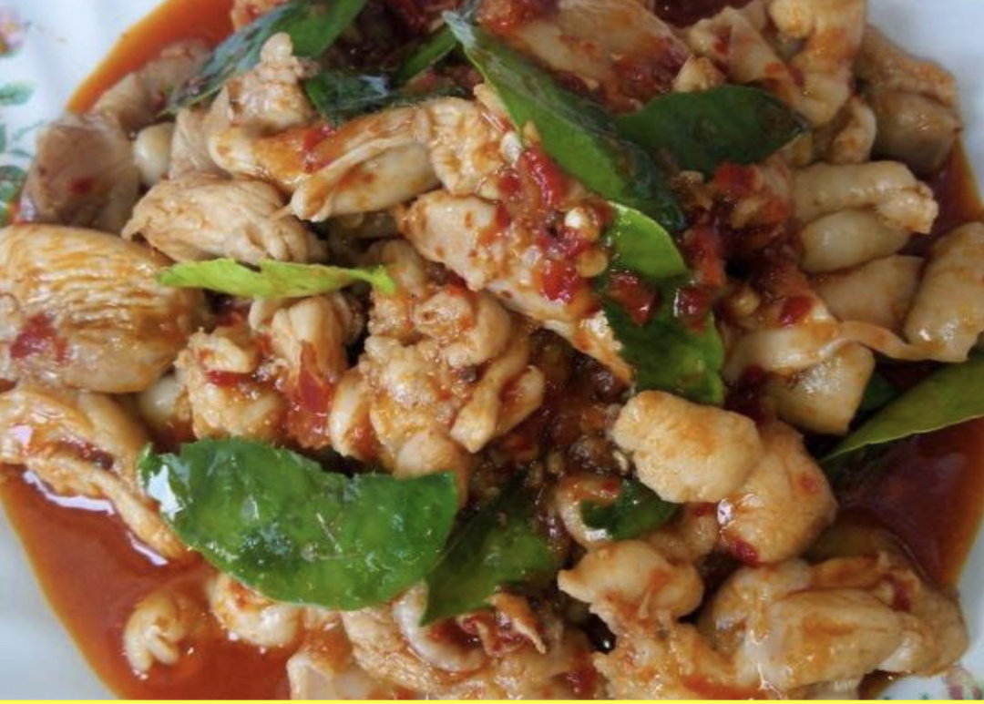 Stir fry chicken with thai chilli paste 
