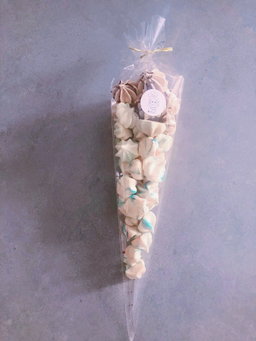 Assorted flavours meringue kisses 混合口味蛋白霜饼 in a bag