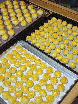 Golf ball pineapple tarts 