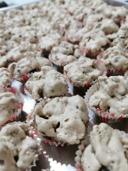Signature Cornflakes Macaron (Meringue)