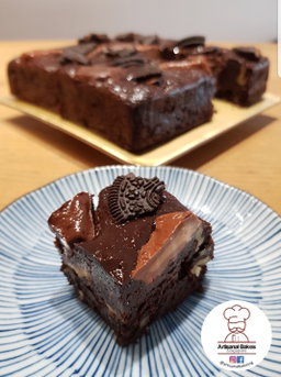 Fudgy Walnut Brownie with Assorted Topping (7 " =1kg)