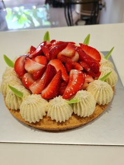 Fresh strawberry pie with white vanilla  chocolate crémeux, breton butter base crust 