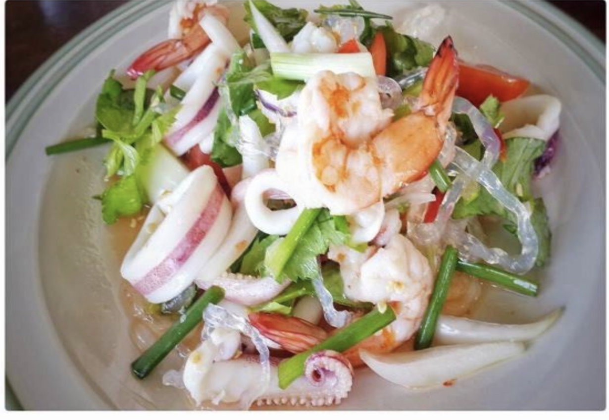 Spicy salad with seafood 