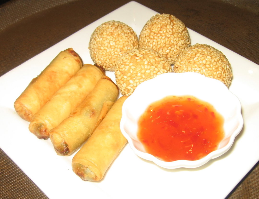 Mix Snacks ( Butchi + Spring Roll )   芝蔴球+素春卷  (4+4 pcs)