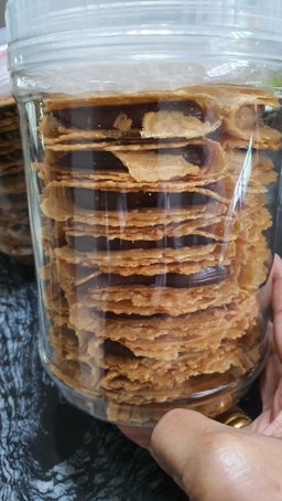 Kuih Kapit with Chocolate filing