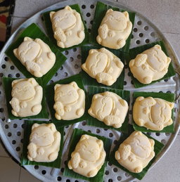 Prosperous cat ang ku kueh! 60 to 65g each! 12 pcs (Salted mung bean filling)