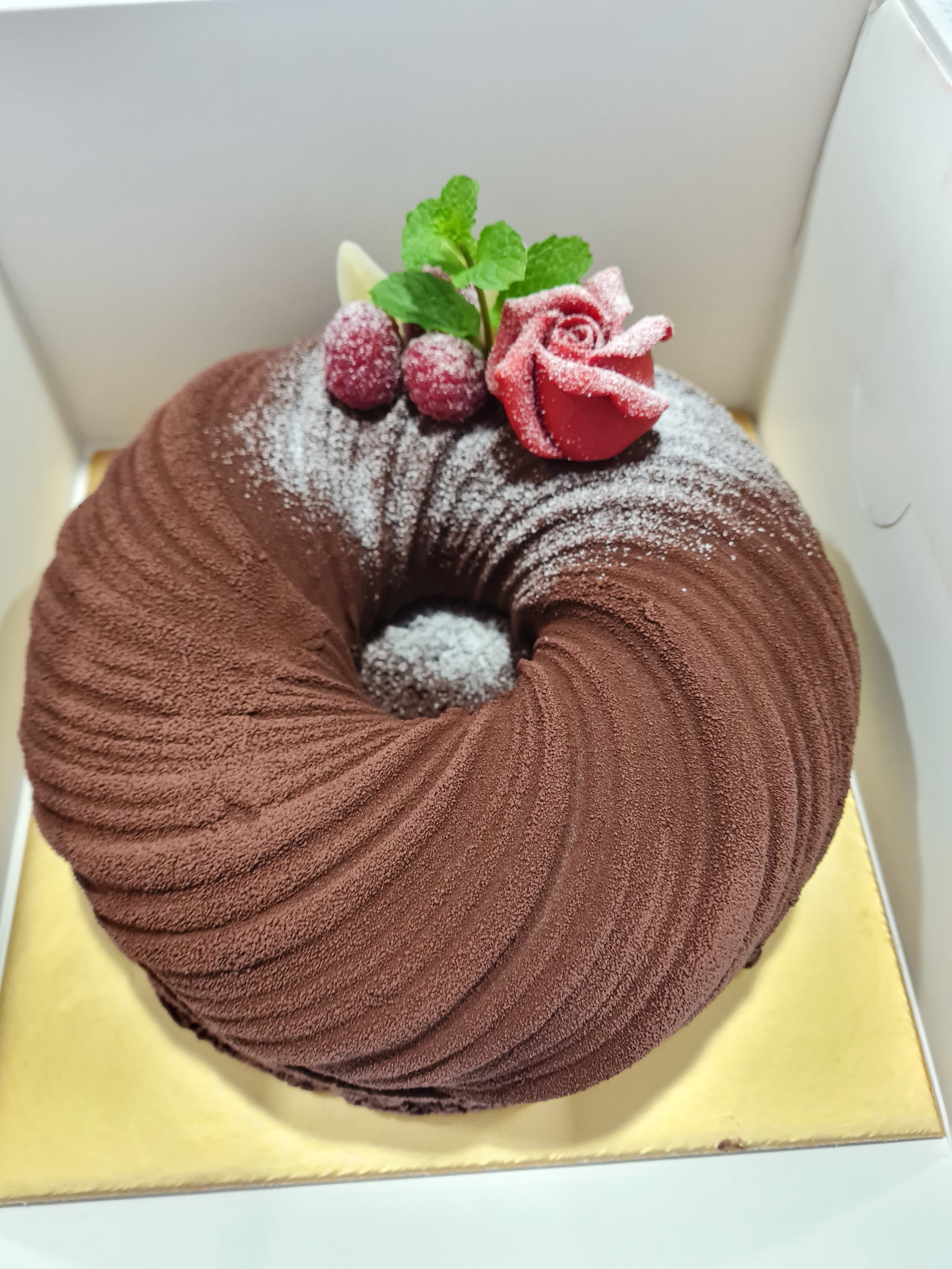 Dark chocolate swirl with praline lemon insert